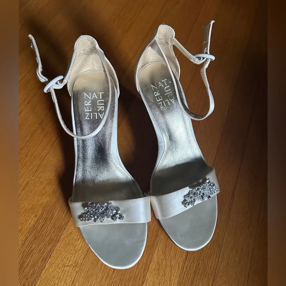 Naturalizer Womens Kinsley 3 Satin Jeweled Heels in Creamy Ivory, 8W